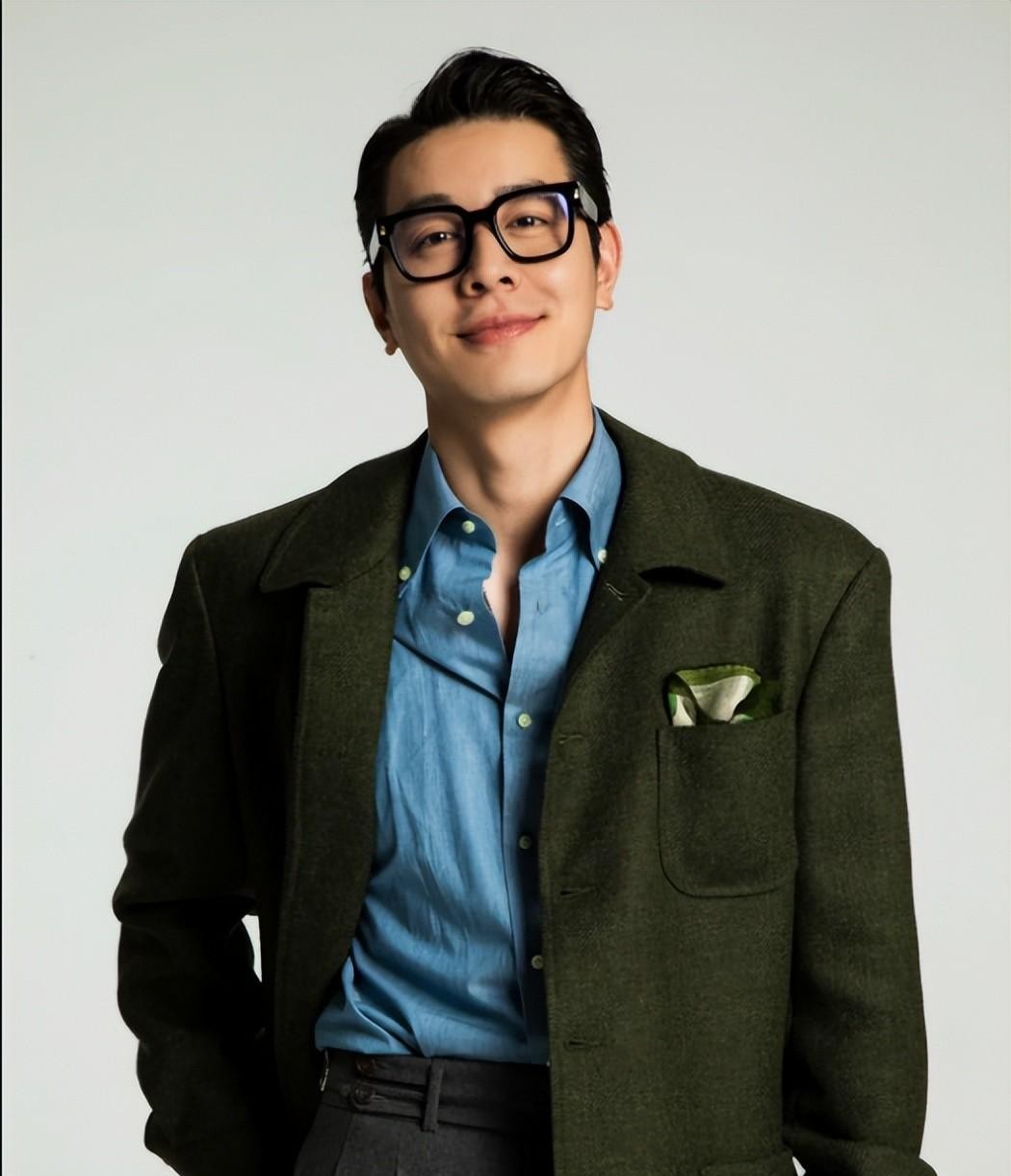 到老都不"油腻"的男人:发不烫卷,不穿紧身衣,看着年轻有品位