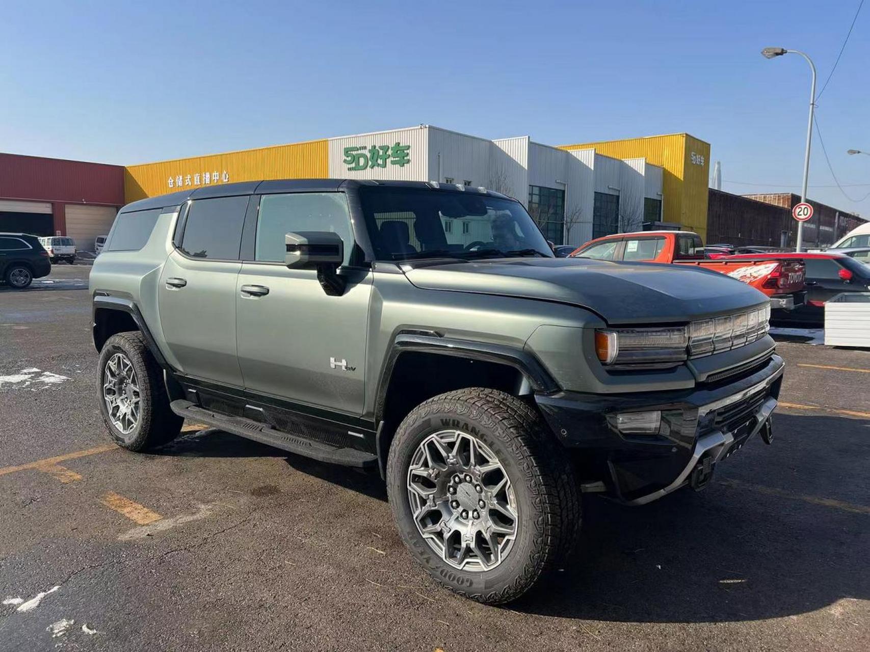 gmc悍马ev是一款零百加速3秒的纯电动皮卡/suv,拥有高性能模式,蟹行