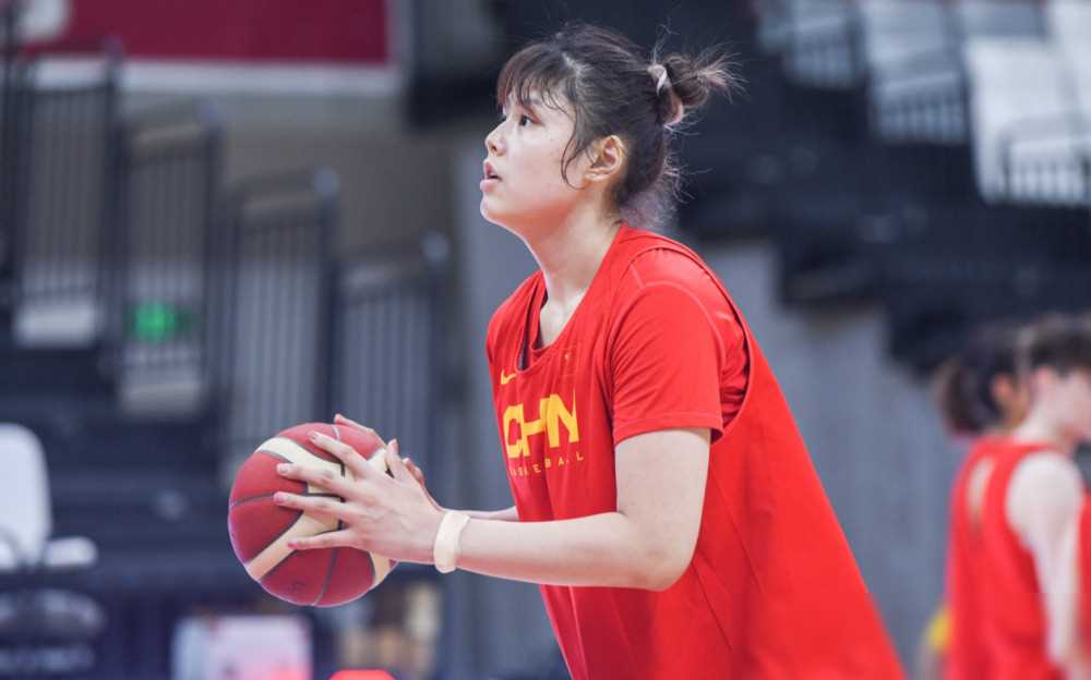 中国女篮中锋李月汝:wnba洛杉矶火花队新成员!