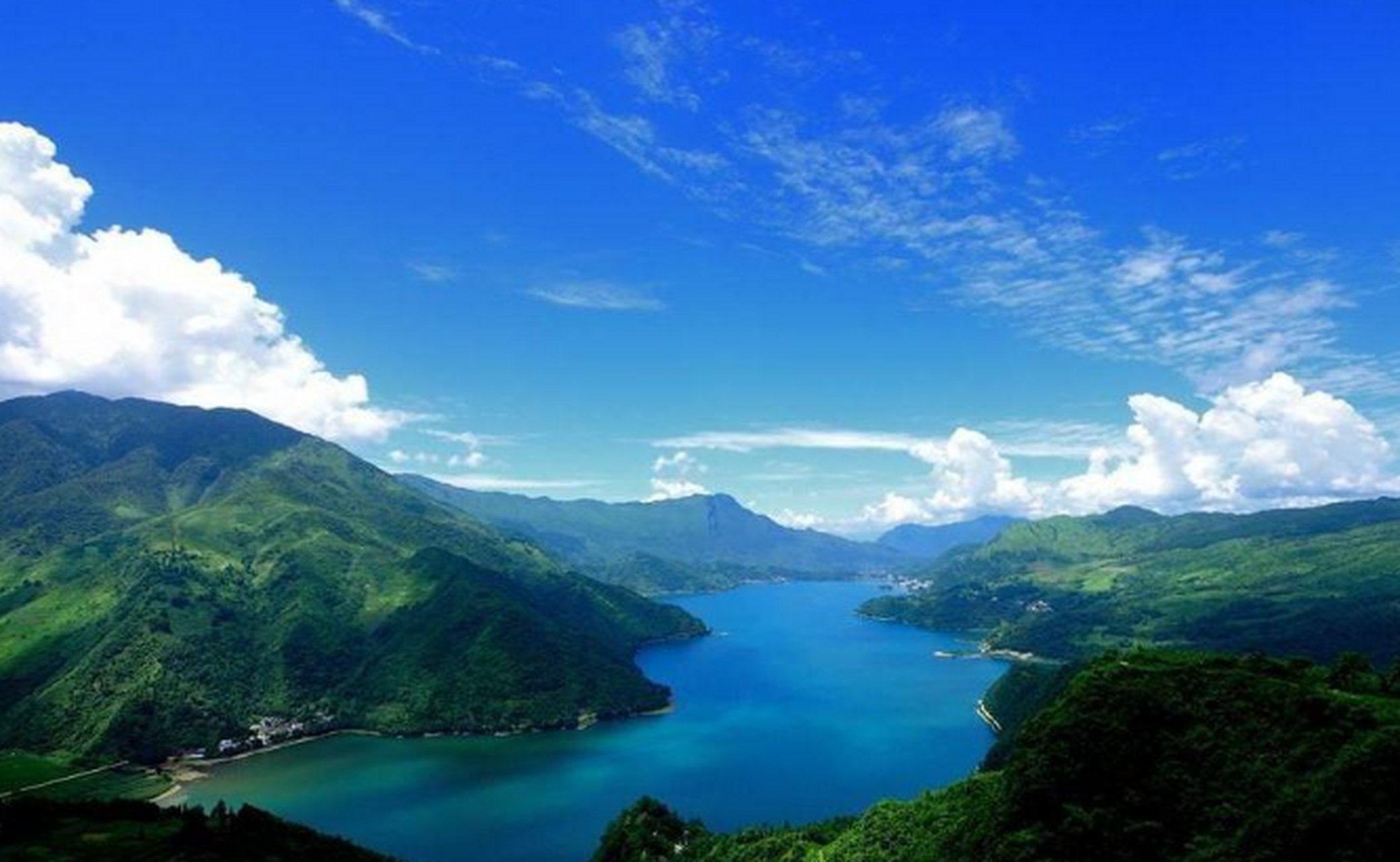 在四川的深处,隐藏着一个鲜为人知的仙境,它的名字叫做马湖.