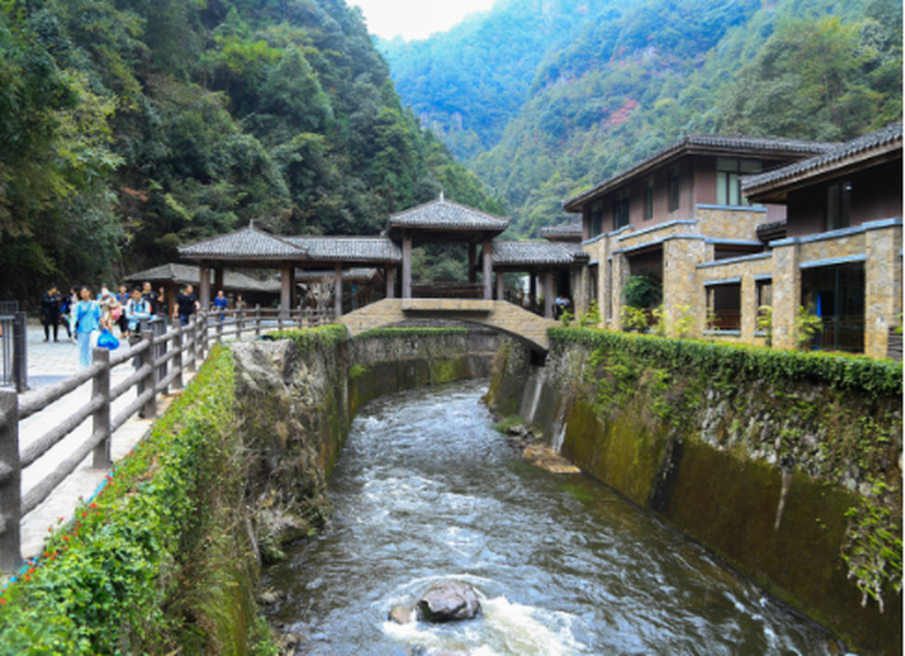 我前往文成县百丈漈风景区,欣赏壮观的自然景色和人文景观.
