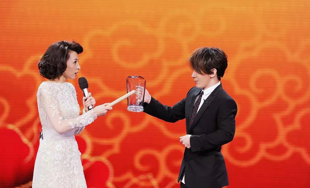 董卿:刘谦,你不跟我握个手吗?我们已经很久没有见面了?