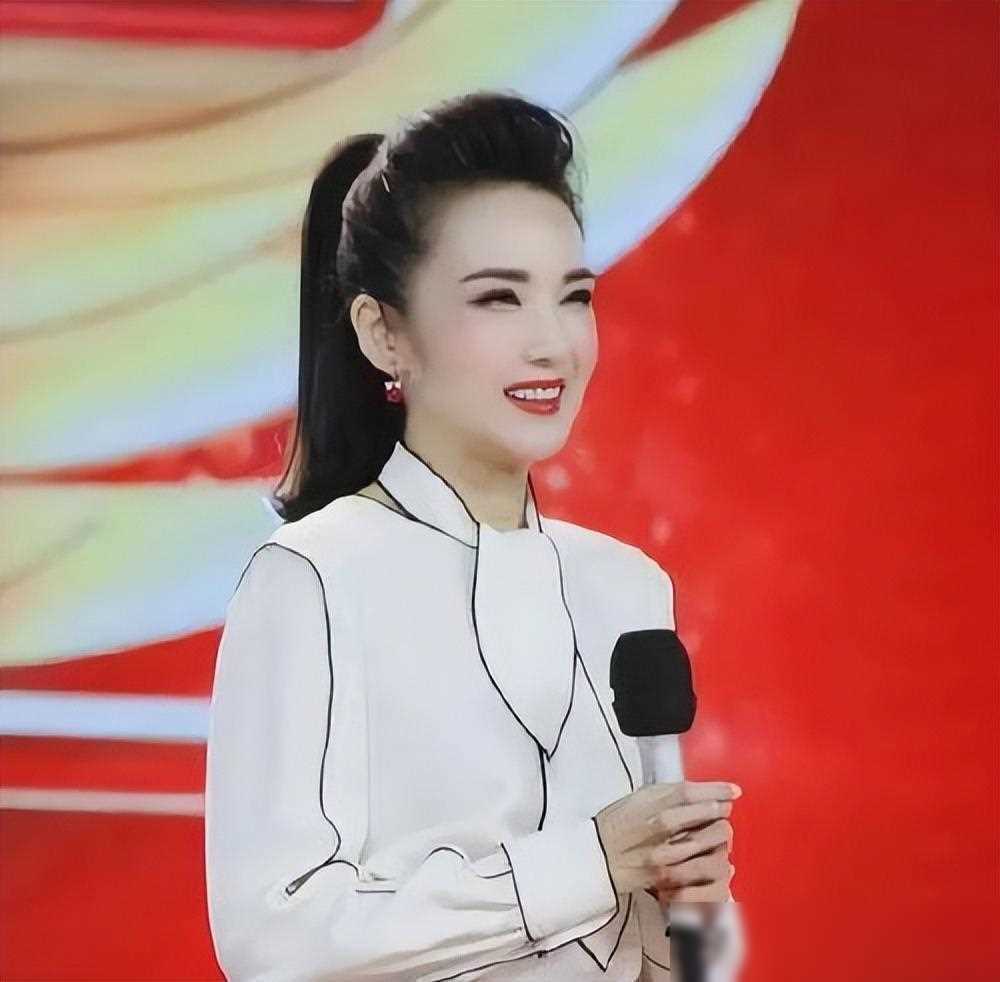 她曾比董卿还红,却选择了嫁人生子,如今的管彤生活幸福家庭美满