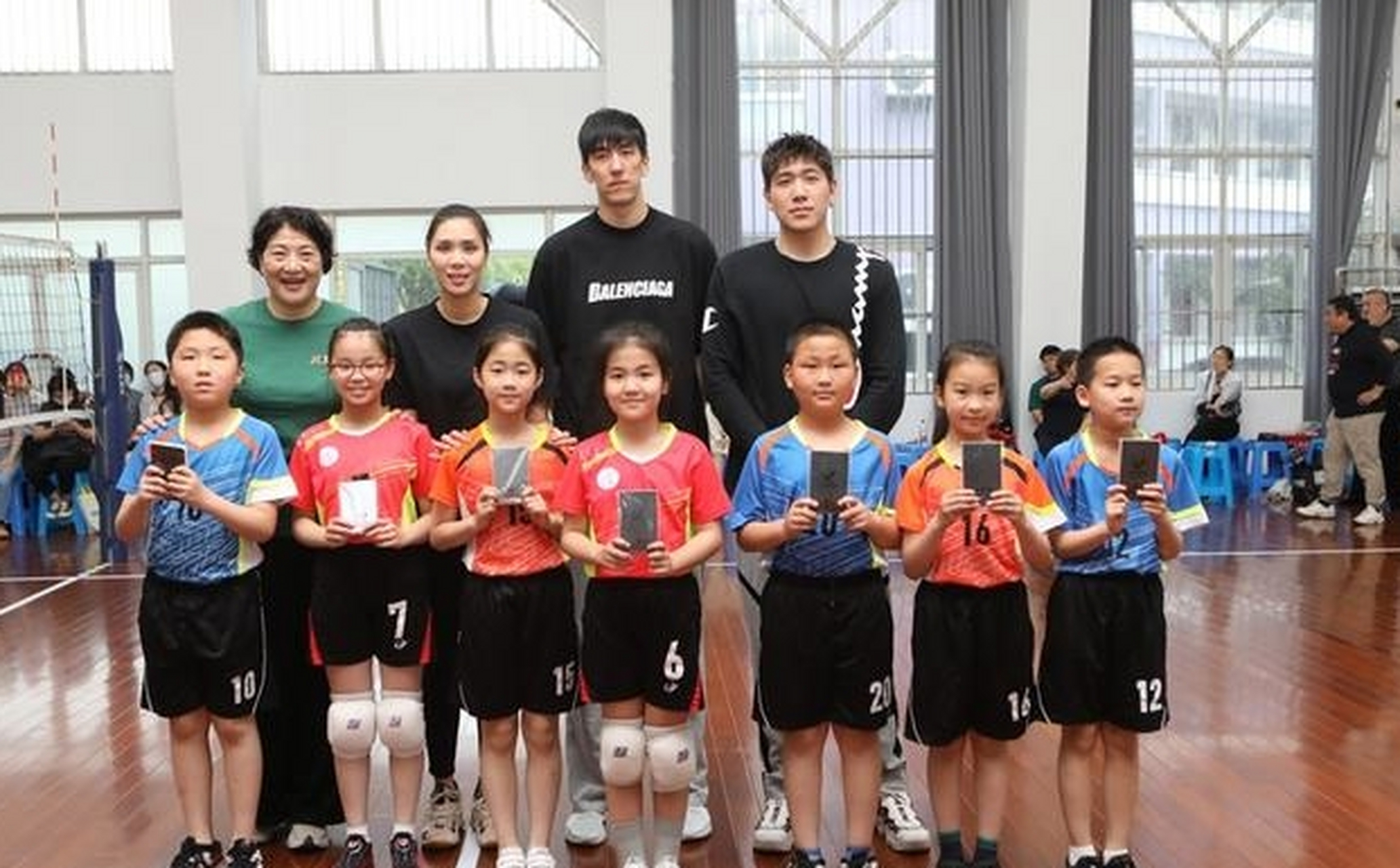 李国君是中国女排的传奇人物,她通过努力和毅力成为国家队主攻手,为