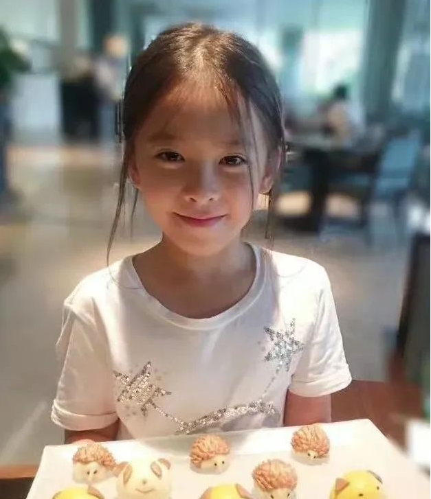 刘涛首晒全家福,14岁女儿太像爸,8岁儿子和妈共用一张脸
