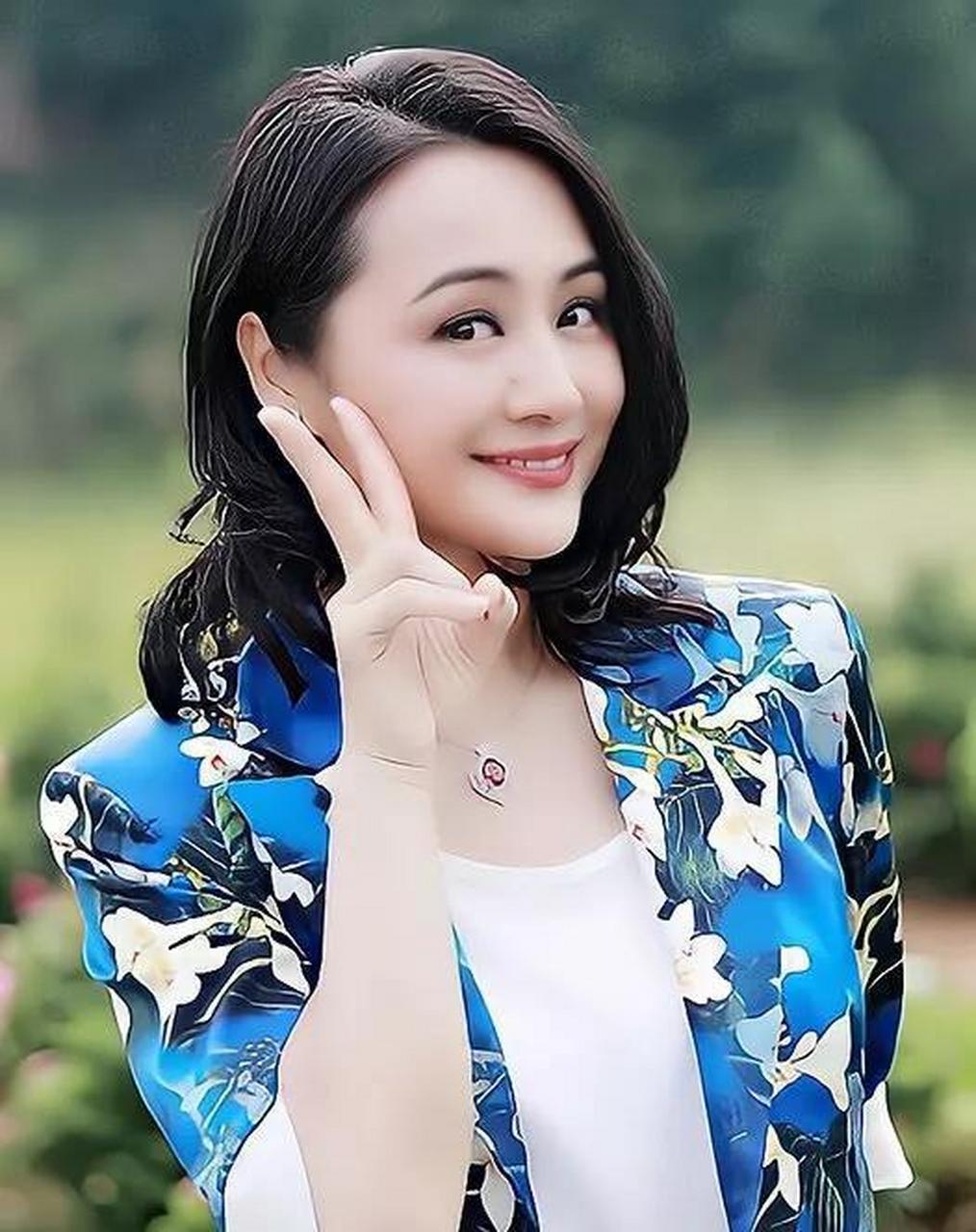 曹颖从化妆师到演员再到央视主持人,经历了多种职业转型.