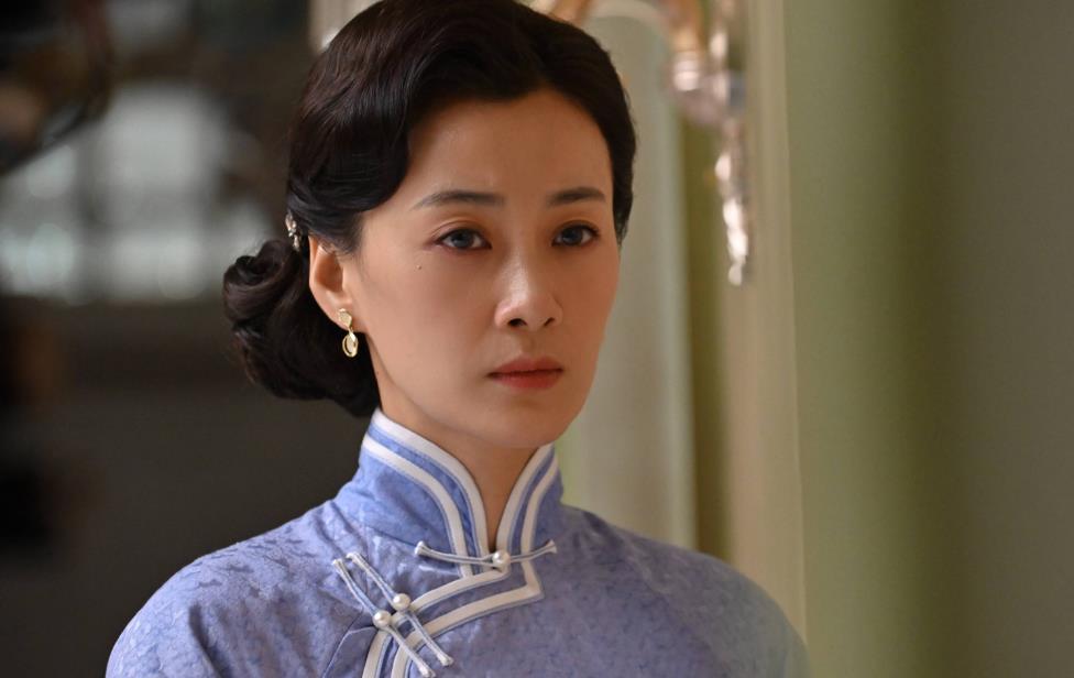 14岁上春晚,改名4次都没火,男友花9亿娶李小冉