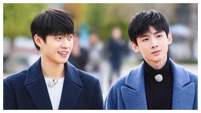 白敬亭领头开唱就出了错,魏大勋笑容消失,魏晨看向导演组