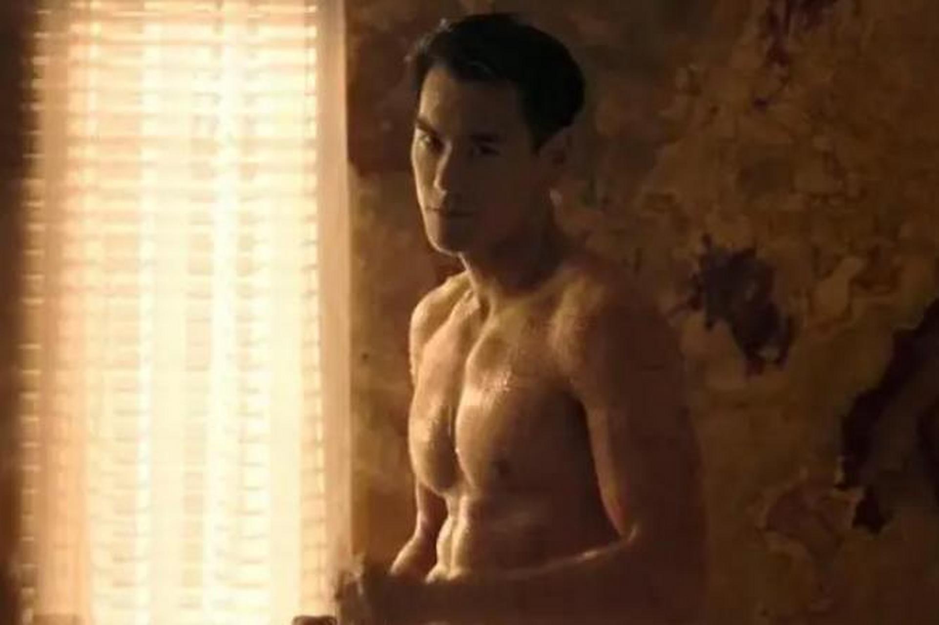 彭于晏在电影《邪不压正》中的裸露戏份引发广泛讨论和赞誉.