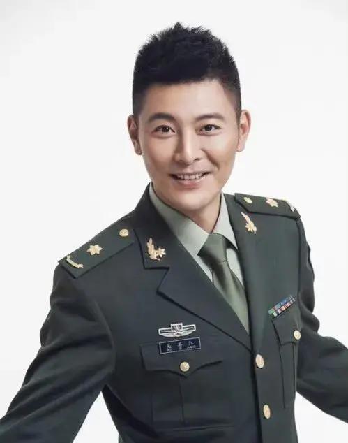 当服务员"误入"演艺圈:吴其江的逆袭之路