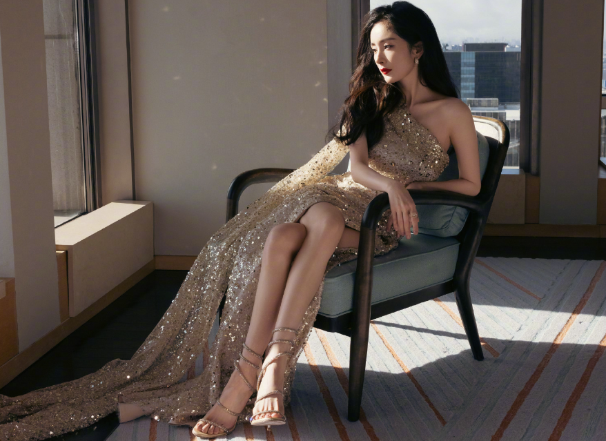 杨幂惊艳写真:穿深v鎏金裙,尽显性感火辣好身材,风情万种