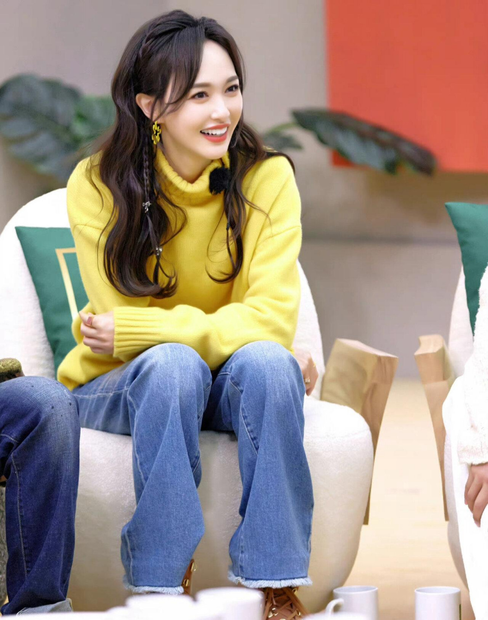 唐嫣毛衣 牛仔阔腿裤,保暖又时尚,引领新潮流!