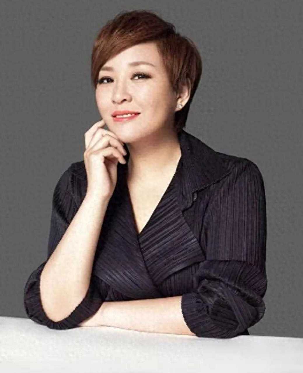 李静从大学毕业,热爱电视主持事业,勇敢踏入山东电视台开启主持生涯.