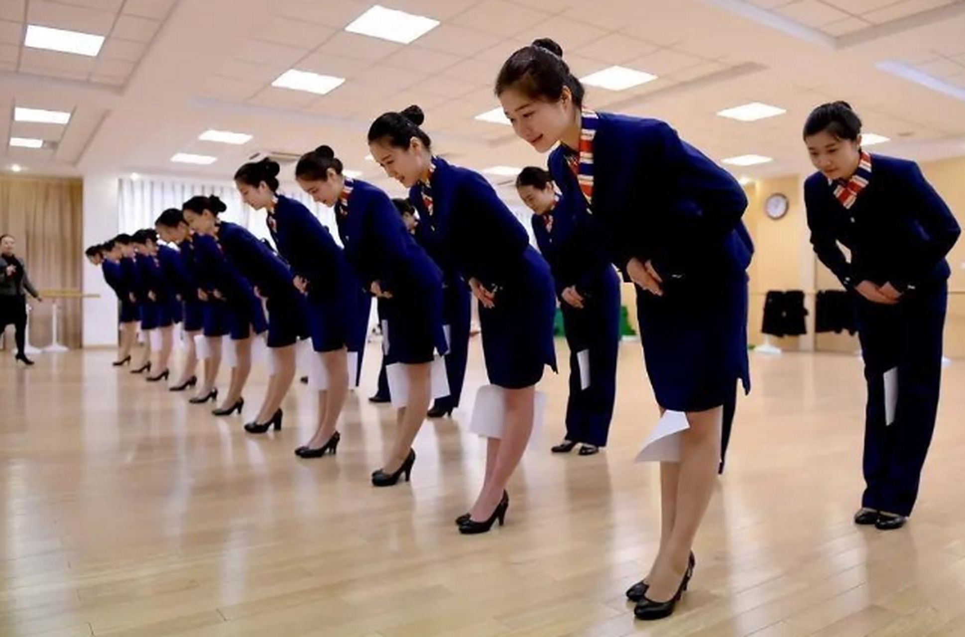 在中国的传统礼仪中,每一个动作和词汇的选择都经过了数千年的沉淀与