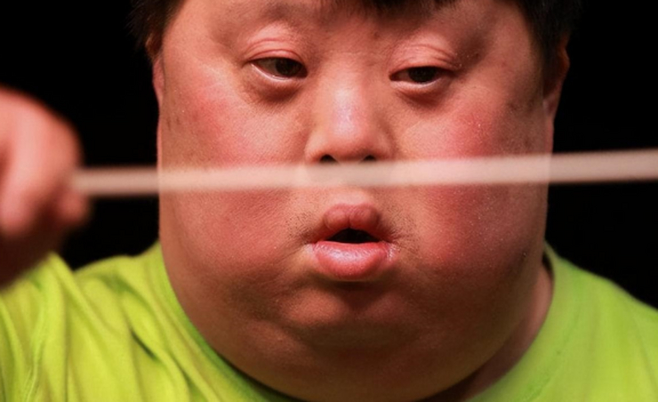 舟舟是一位唐氏儿,因音乐指挥才华被胡厚培培养成为"天才指挥家",一度