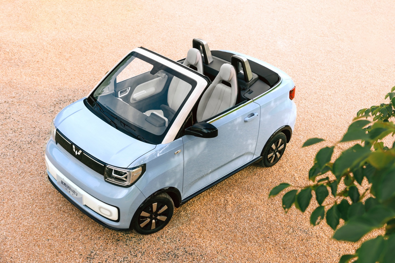 老司机从相关渠道获得了长安lumin敞篷版的专利图,从专利图来看,新车