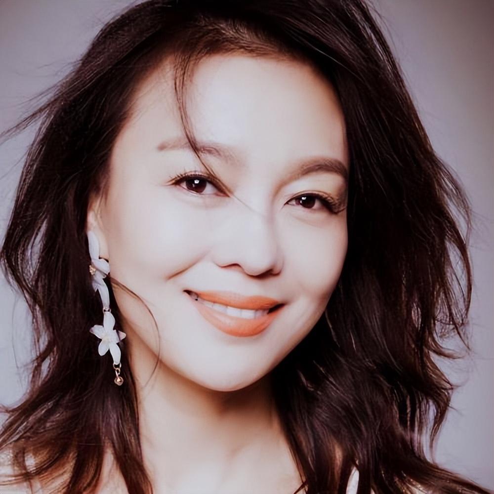 国民妈妈荣容:二婚嫁著名作家,两个女儿漂亮有才,53岁越活越美