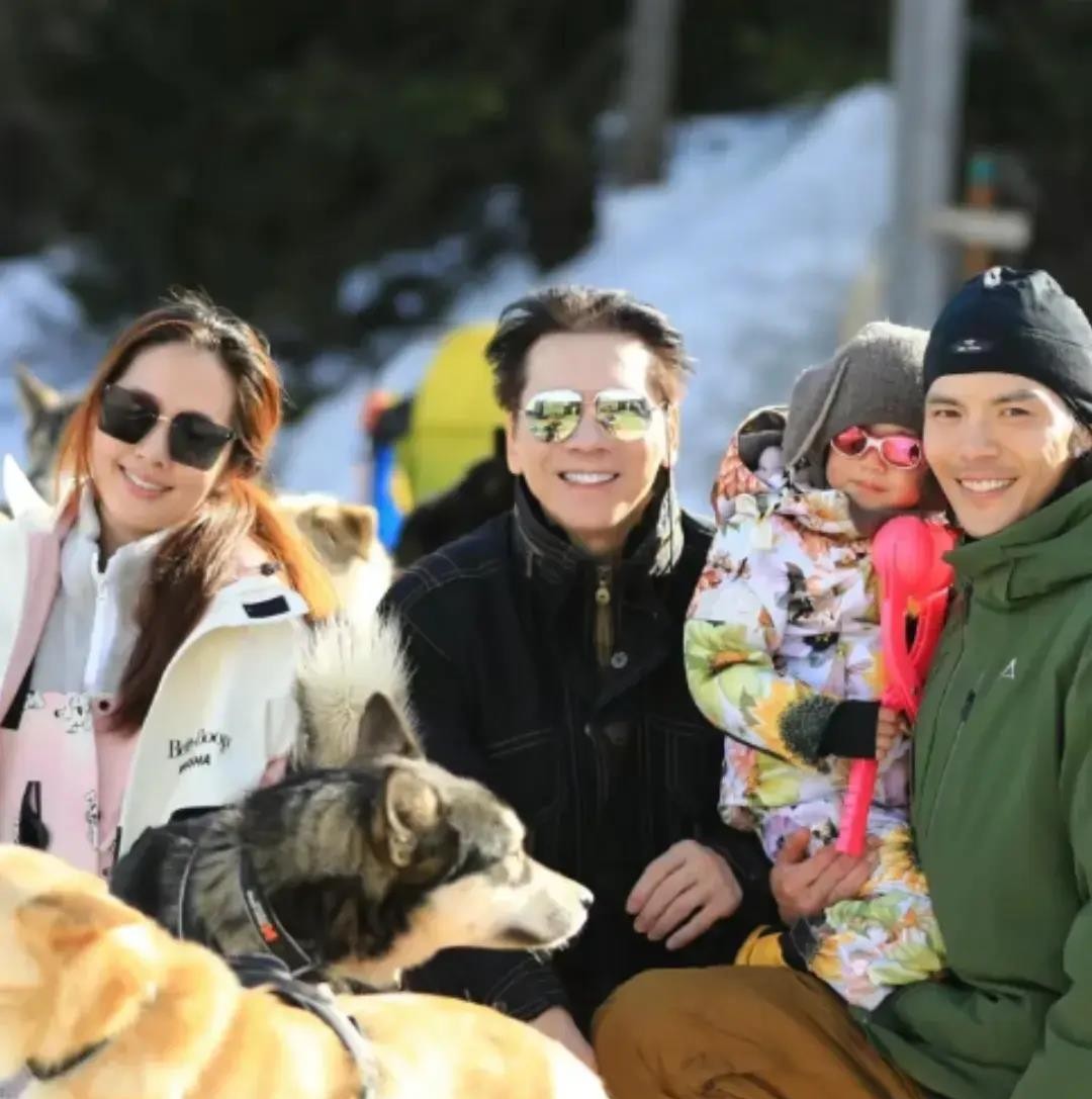 向佐郭碧婷全家出游,向华强陪孙子孙女一脸开心,75岁不显老