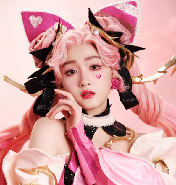 关晓彤cos孙尚香,大长腿搭配渔网袜,身材比例太惊艳了!