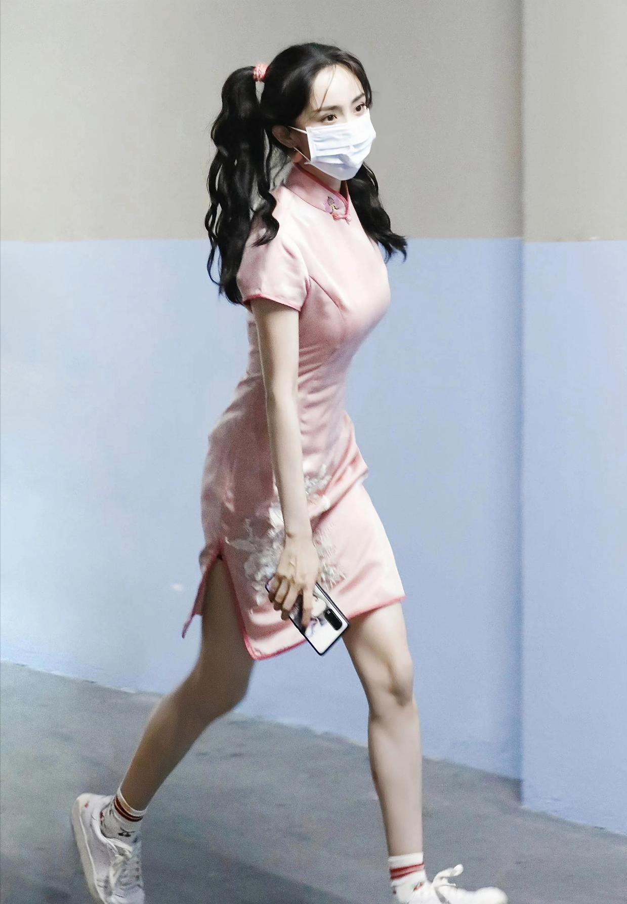 杨幂再度代言维多利亚的秘密,突然暴增的上围也是她的一大秘密