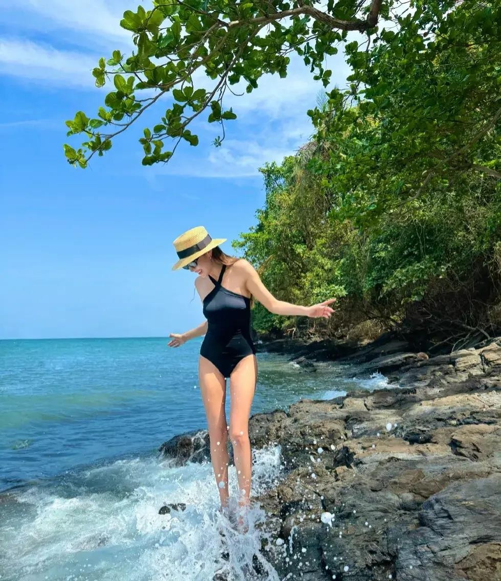 郑秀妍晒泳装照,身穿性感吊带大长腿引人注目,被网友骂滚回韩国