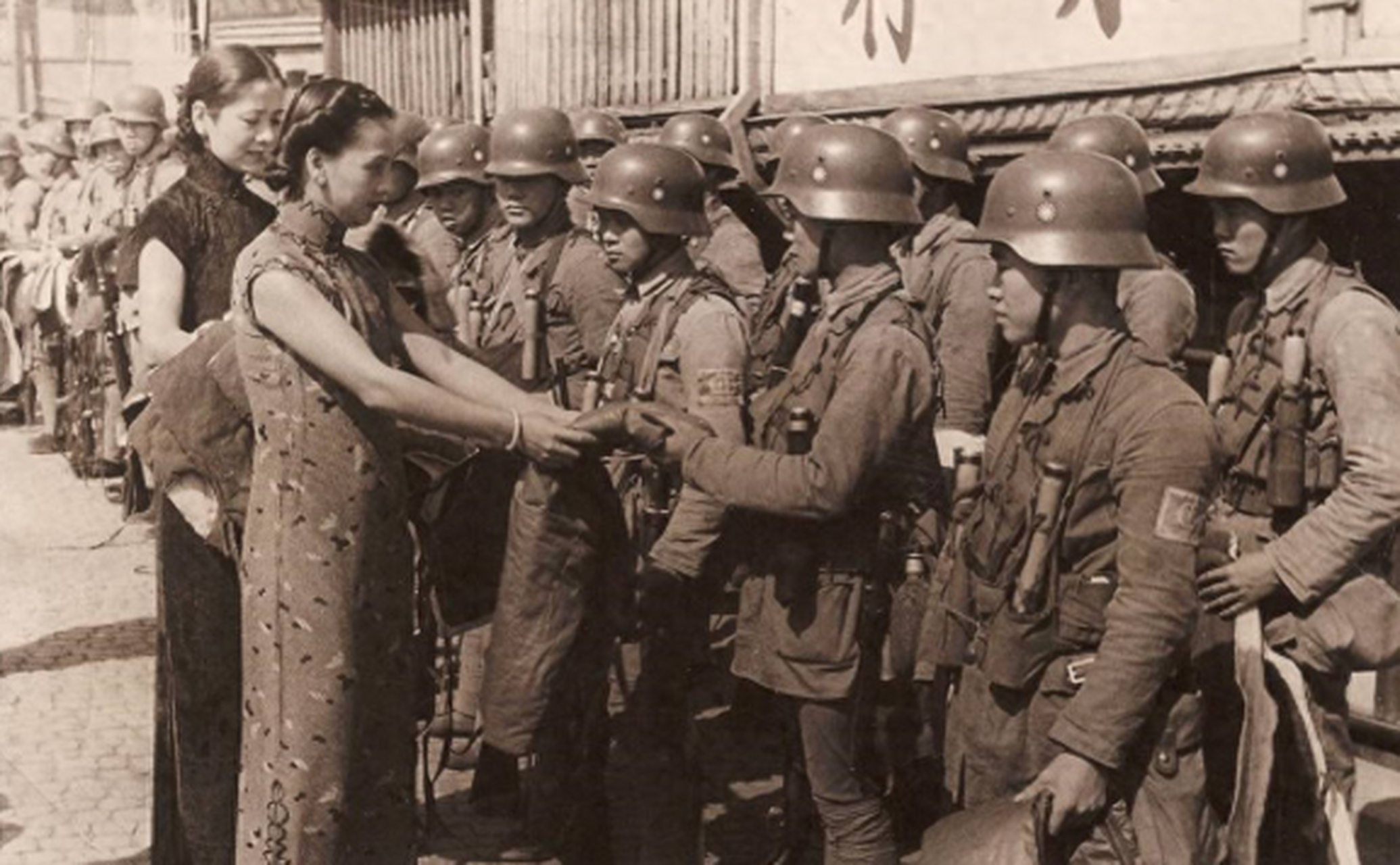 川军在淞沪会战中表现出惊人的顽强意志和牺牲精神,张抗是其中的杰出