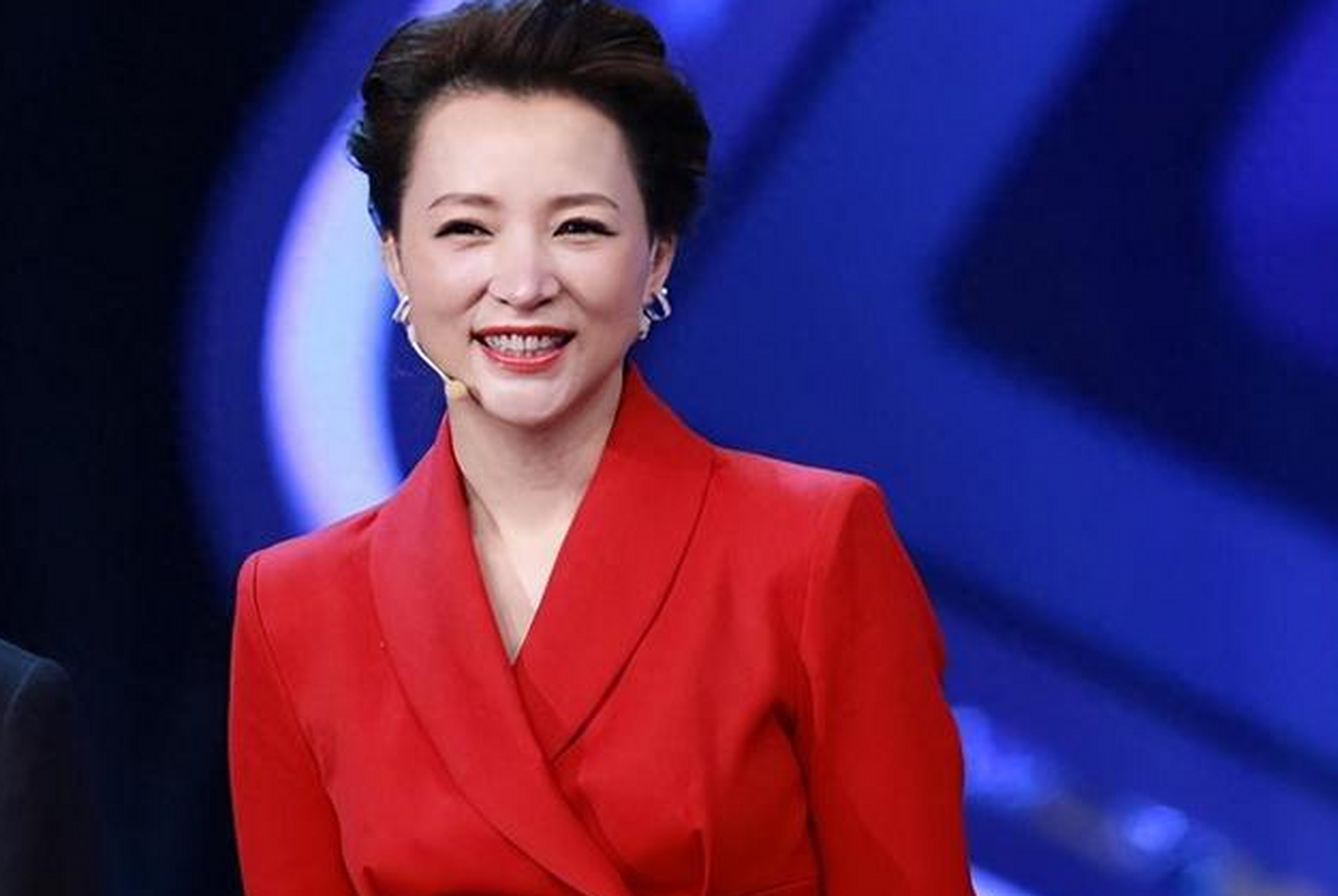 央视主持人董卿,朱军,周涛等在面对职业道路转变,健康问题,舆论压力等