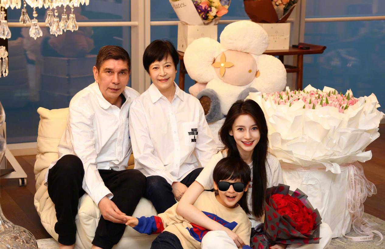 杨颖分享庆生照,小海绵与外公手牵手很温馨,圈内祝福寥寥无几