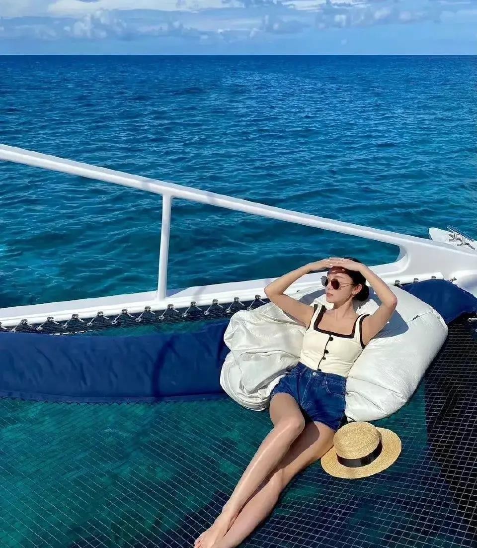 郑秀妍晒泳装照,身穿性感吊带大长腿引人注目,被网友骂滚回韩国