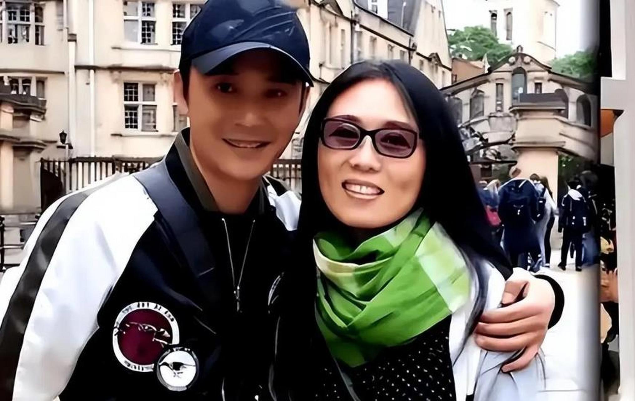 27岁的阮巡被誉为"最帅"男演员,娶了大15岁的吴琼,虽无子却幸福.