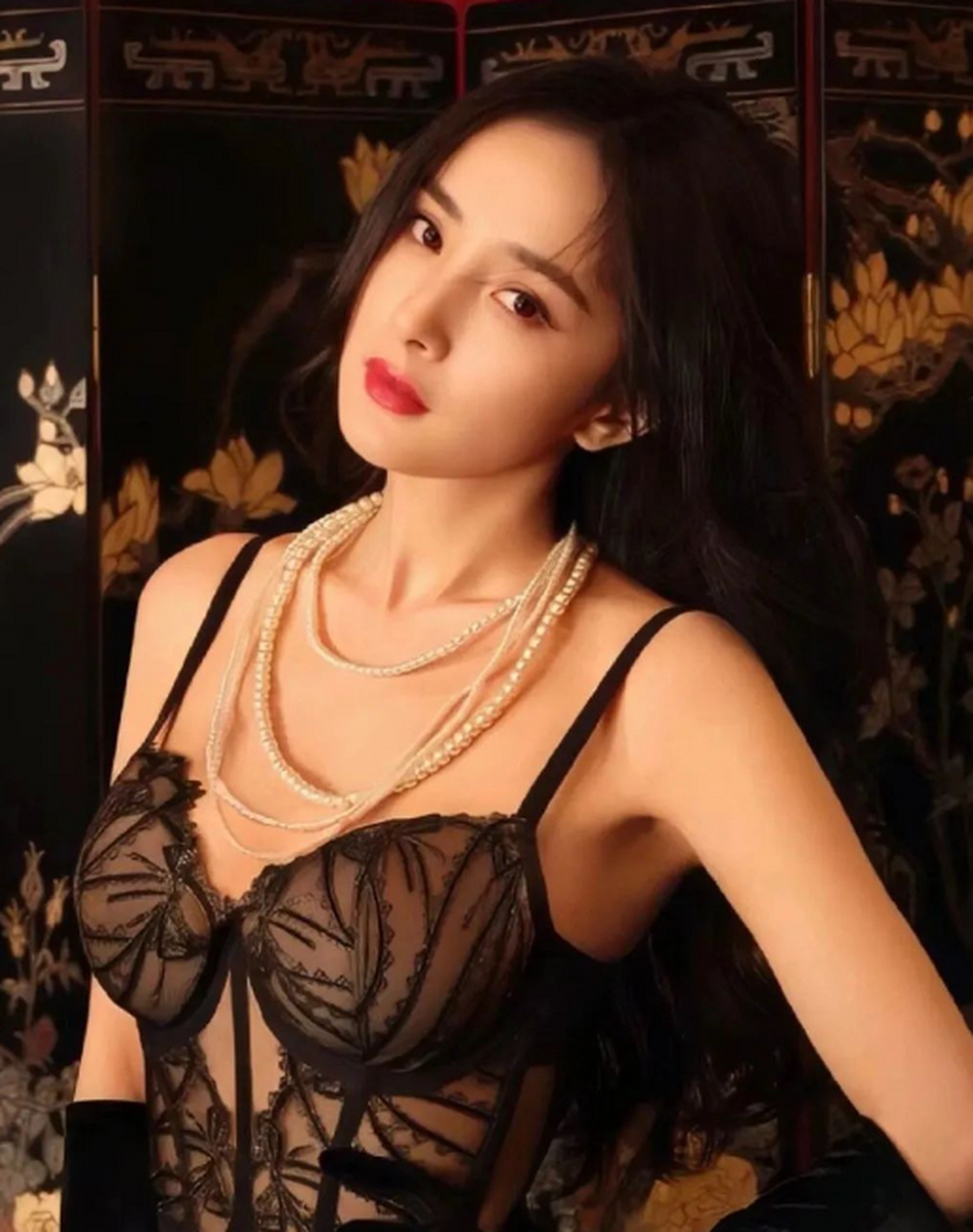 杨幂大胆尝试红色文胸配白色外套,引爆全网关注!