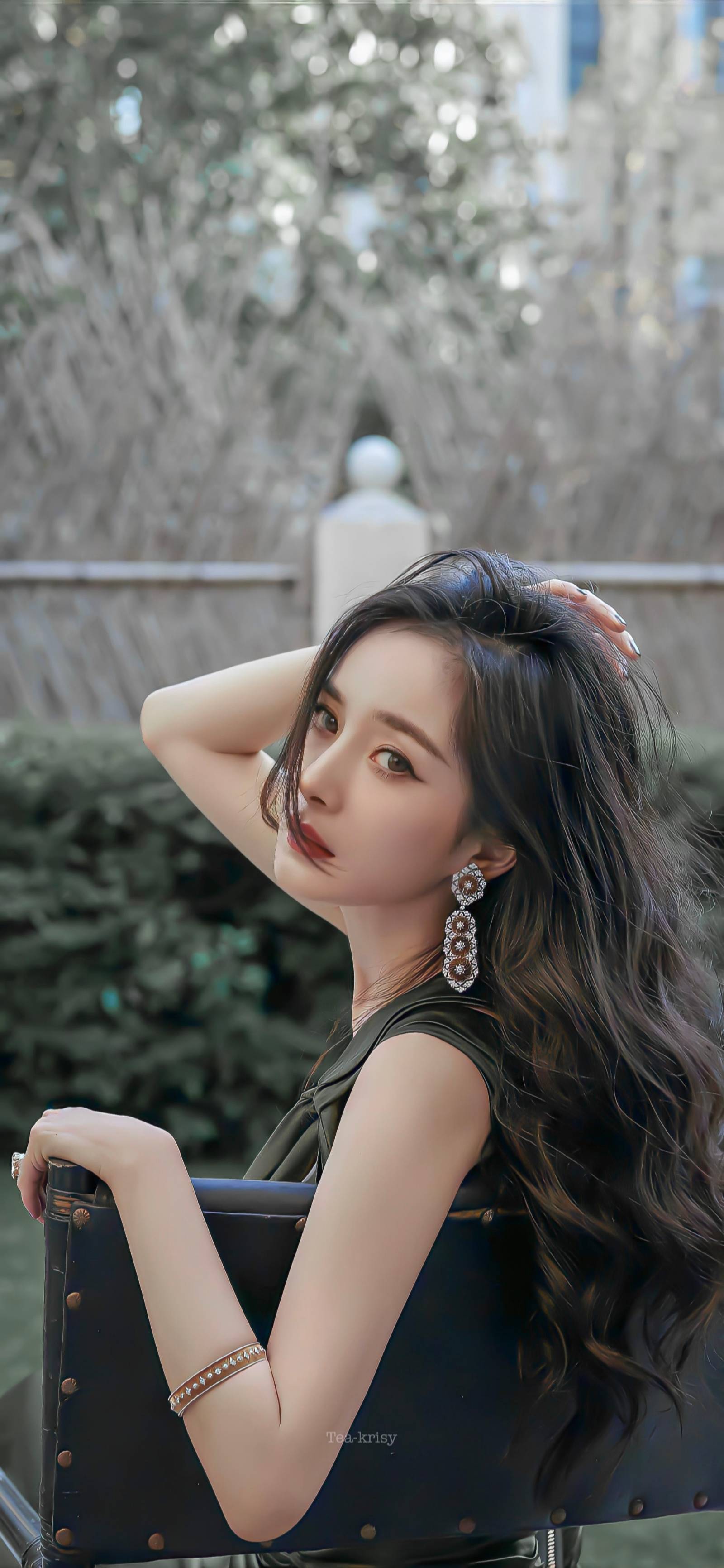 杨幂的站姿火了!细腰和臀成90度,美极了