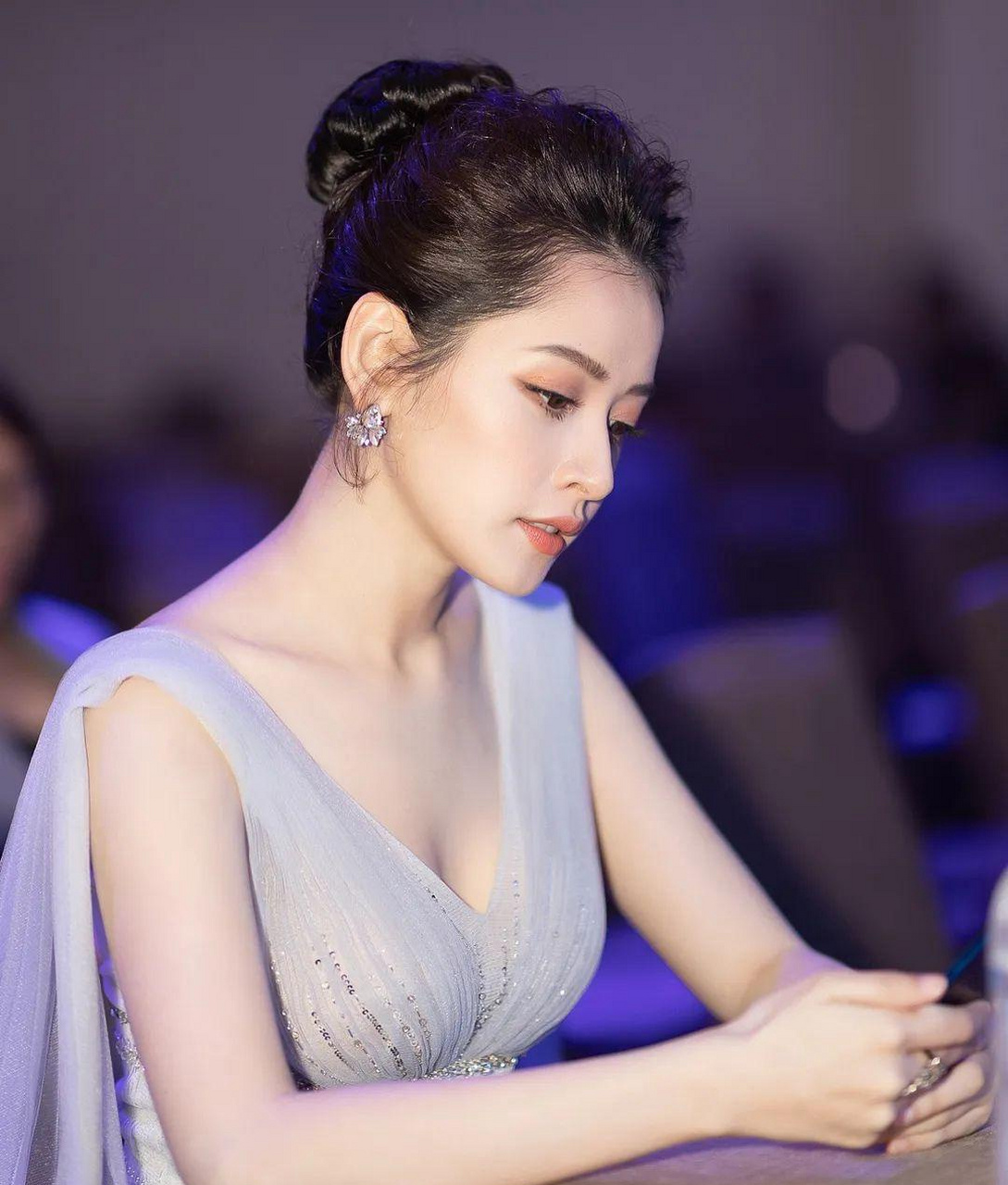 越南美女阮垂芝,不仅拥有艳丽外表和健康身材,更是华为代言人!