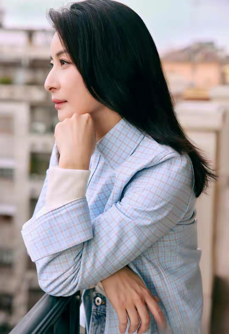 梅婷短发高跟鞋,职场女神风范尽显;郭晶晶格子衬衫牛仔裤的休闲都市风