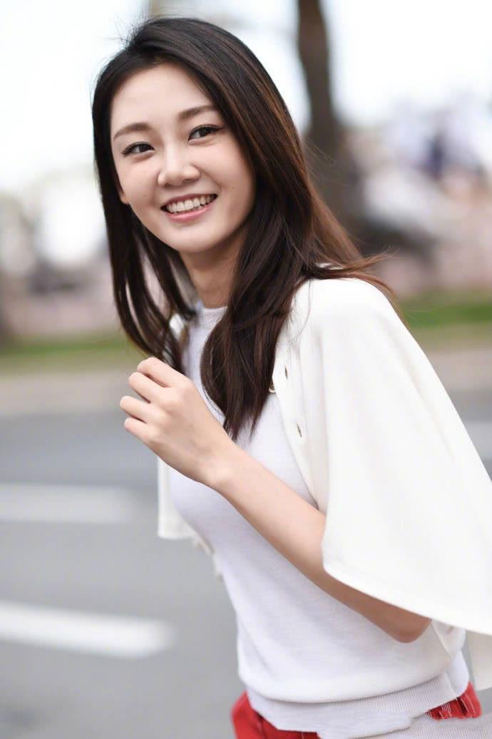 郑恺妻子苗苗机场路透,冬日穿搭令路人惊叹