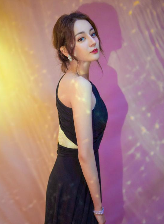 贾玲减肥成功后绽放女性力量美!迪丽热巴唐嫣"爆改"美成仙女