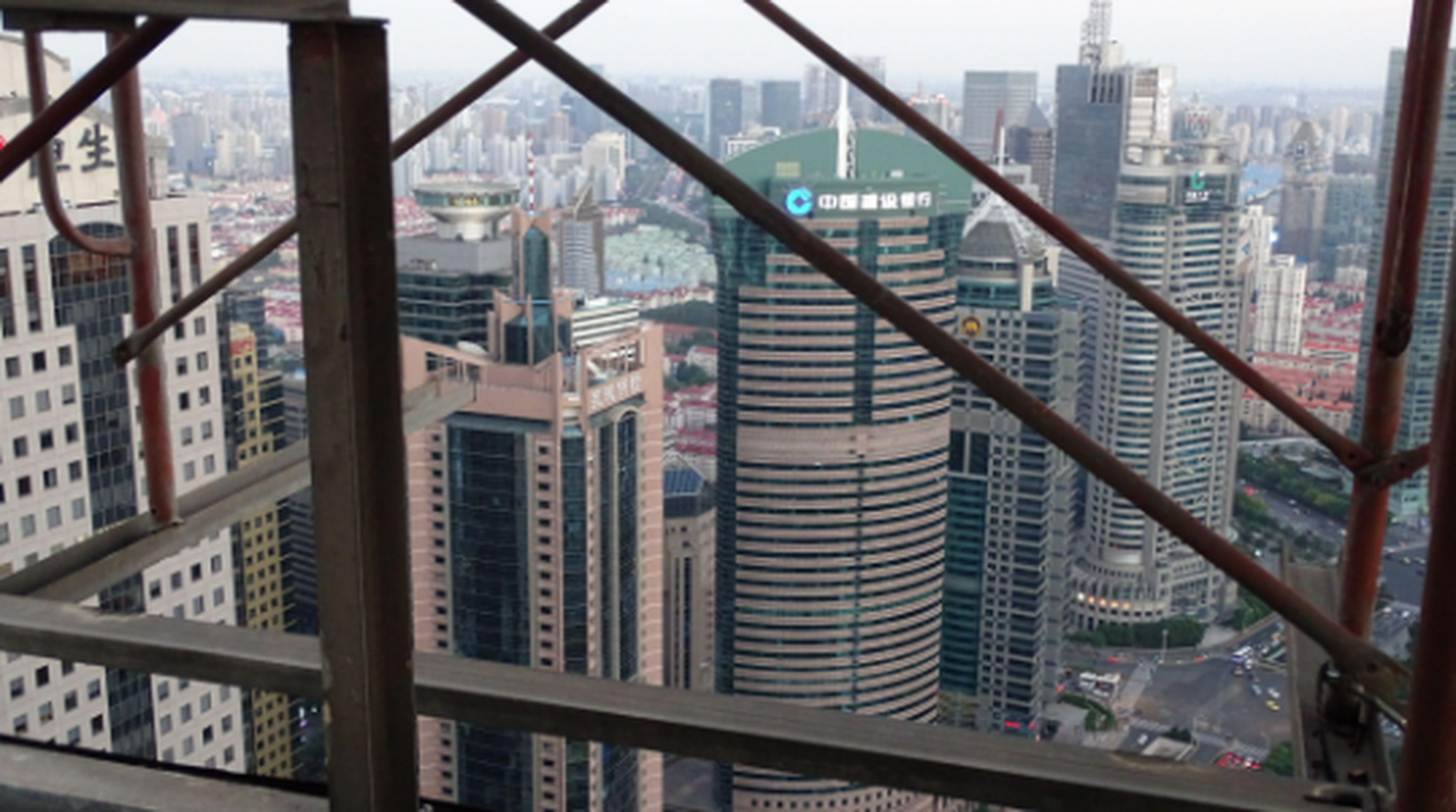 上海黄金置地大厦,陆家嘴曾经的梦想地标,因资金链断裂沦为烂尾楼.