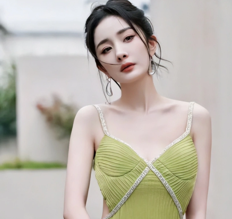 贾玲减肥成功后绽放女性力量美!迪丽热巴唐嫣"爆改"美成仙女