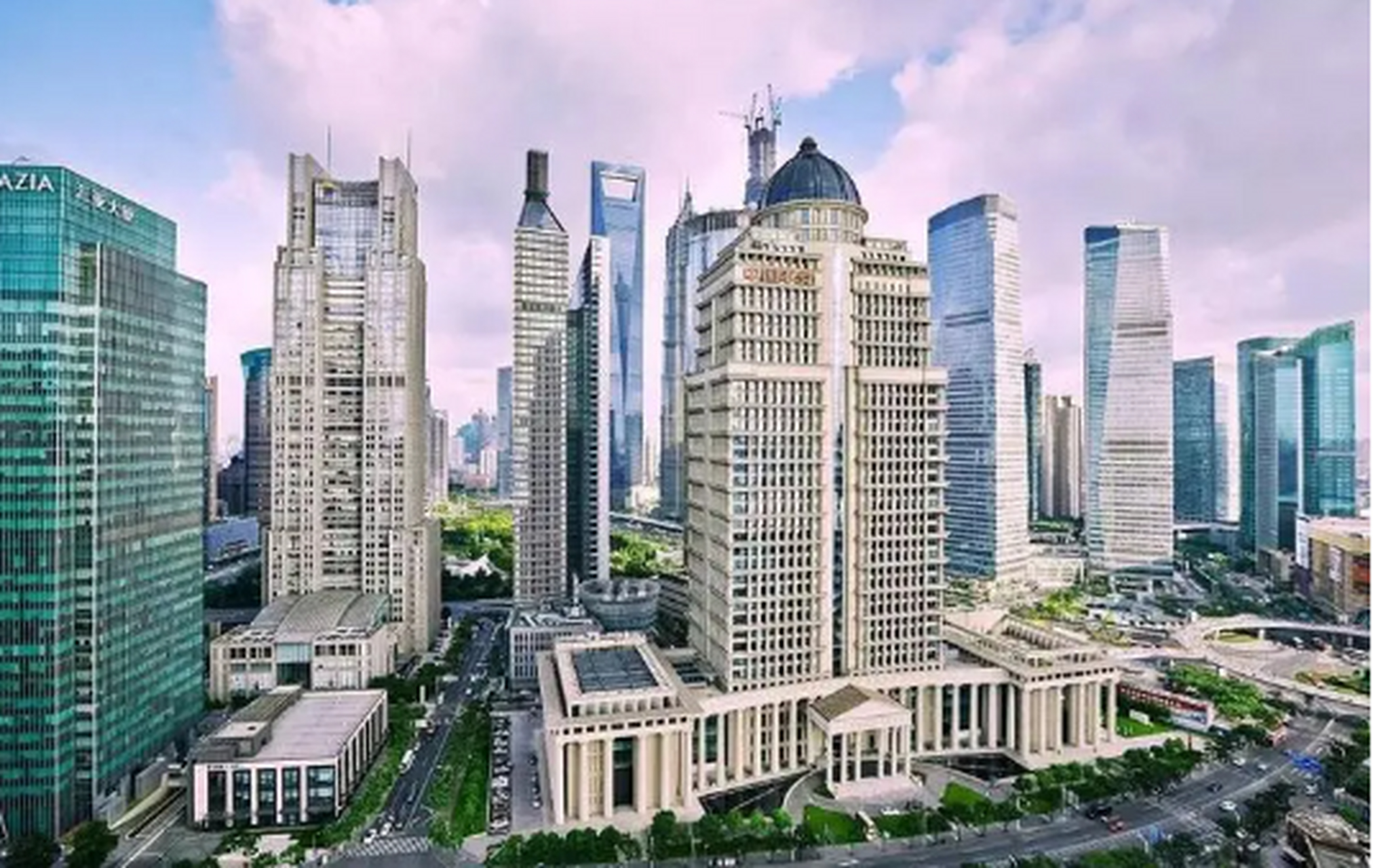 上海黄金置地大厦,陆家嘴曾经的梦想地标,因资金链断裂沦为烂尾楼.