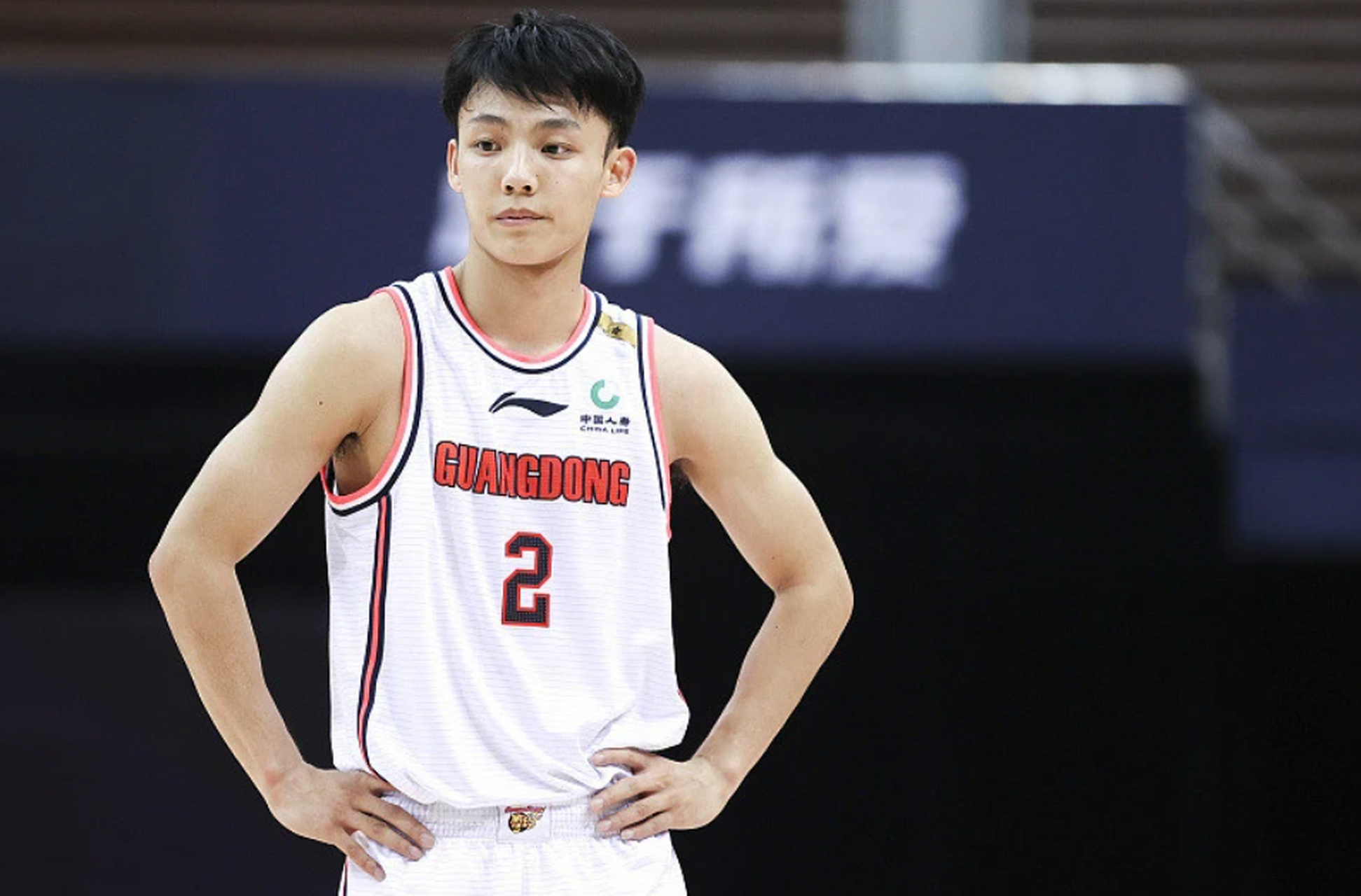 徐杰,24岁篮球新星,签约李宁,年薪百万.