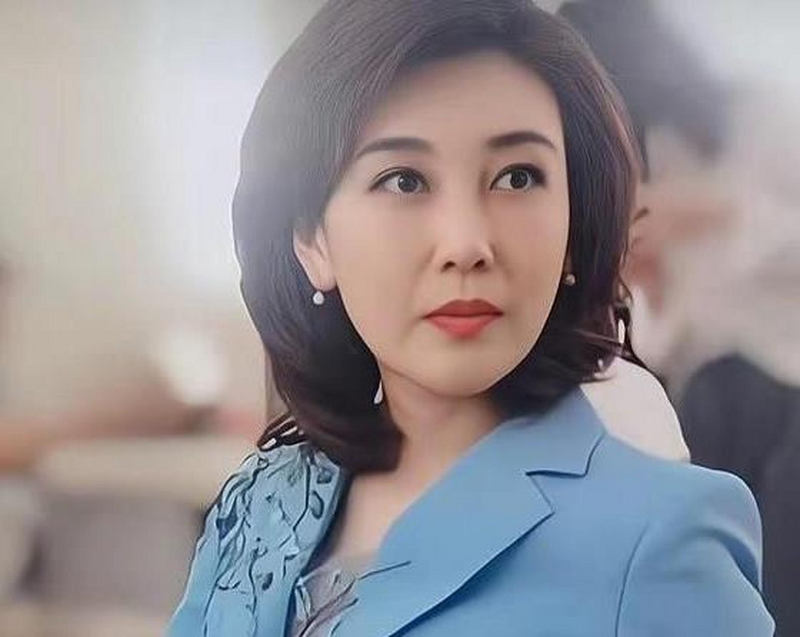 李红,央视《海峡两岸》才女主持!面对身材争议和婚姻波折不屈不挠.