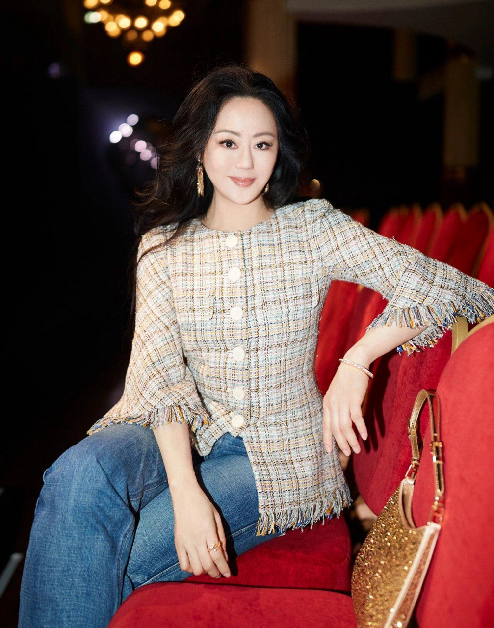 章小蕙,60岁时尚偶像,以独特混搭风格颠覆传统,将豪华与朴实结合,引发