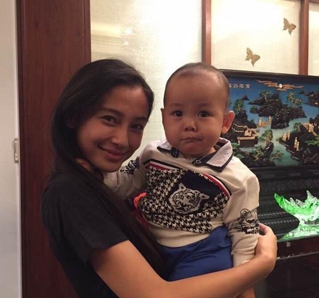 杨颖晒家庭幸福照,7岁儿子首露面,像黄晓明