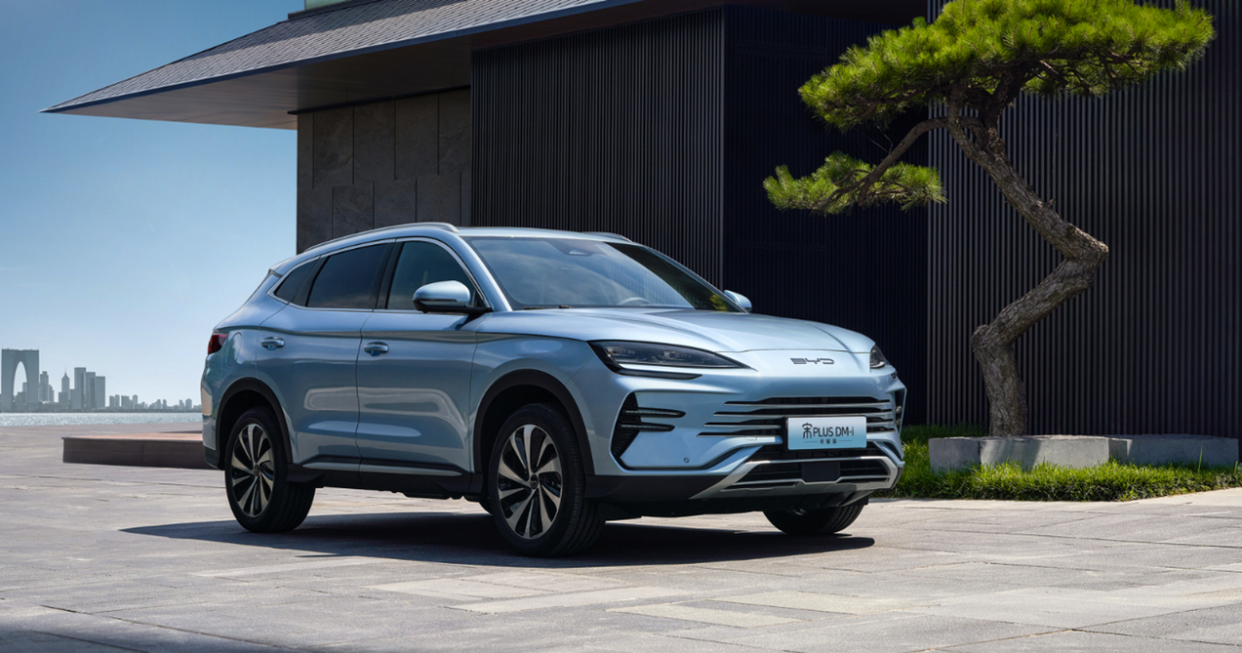 比亚迪宋plus荣耀版上市,共9款车型,售价12.98万-18.98万元.