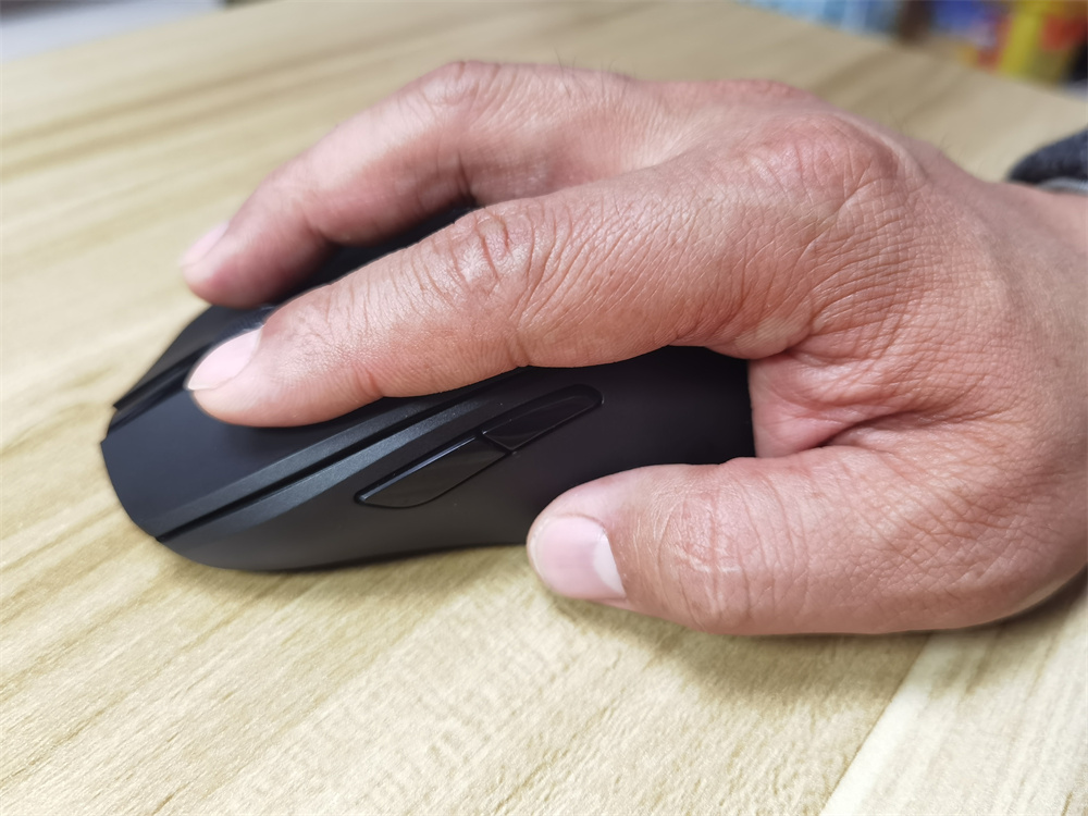 专为中小手设计,轻量化高配双模游戏鼠标雷柏V300PRO确实不错