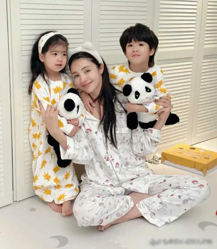 麦迪娜晒儿女合影,女儿一字眉抢镜,被说颜值没继承爸妈优点