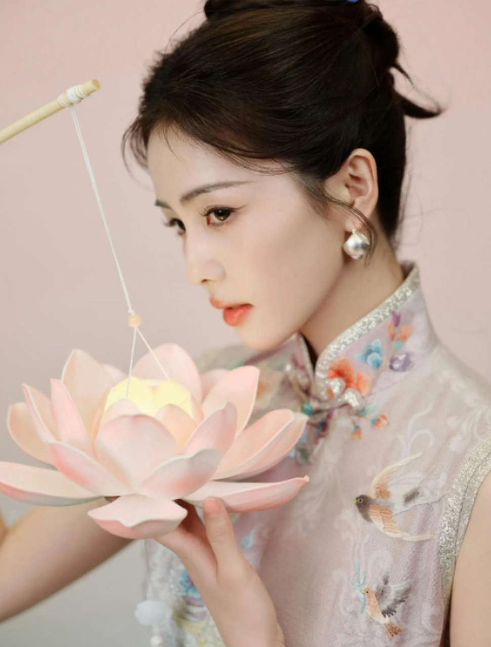 白鹿以粉色旗袍亮相,展现妖娆身姿和温婉气质.