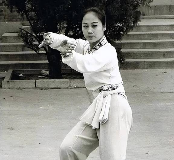 《武林志》:"武术大师"李俊峰走红,李连杰师姐戈春艳近况怎样