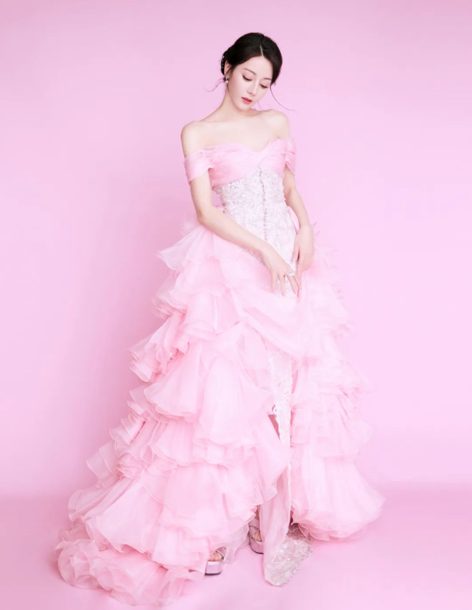 迪丽热巴,粉色高定蛋糕裙,仿佛童话中柔美而又娇艳的小公主