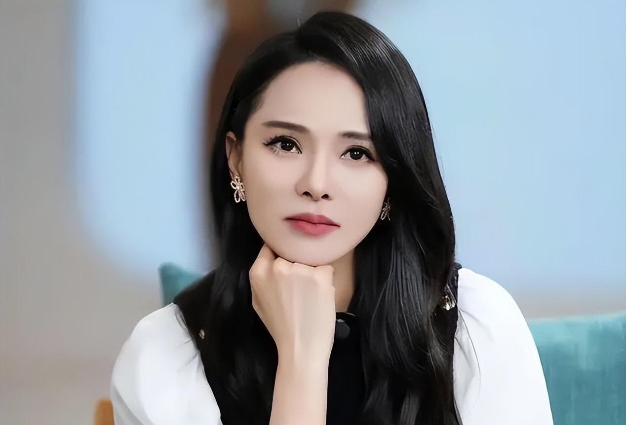 经过实践验证,选大自己十岁的伊能静做妻子的秦昊,结局已注定